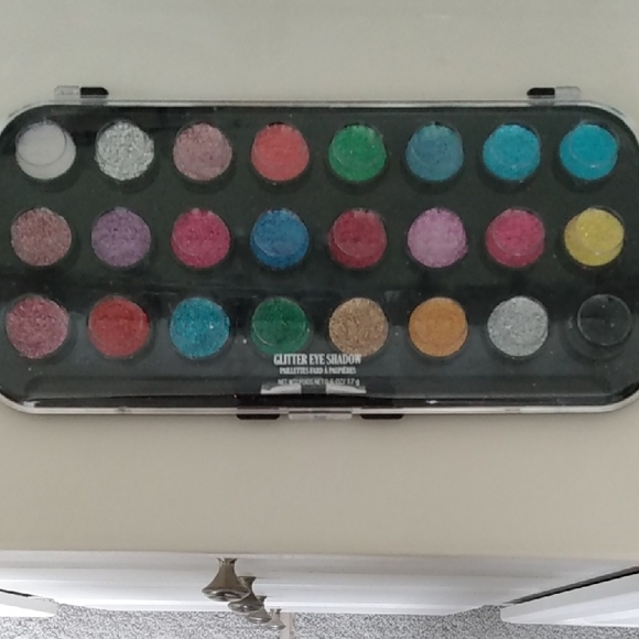 24 Glitter Eye Shadow kit Party Halloween Cosplay New Years Eve - Picture 16 of 16